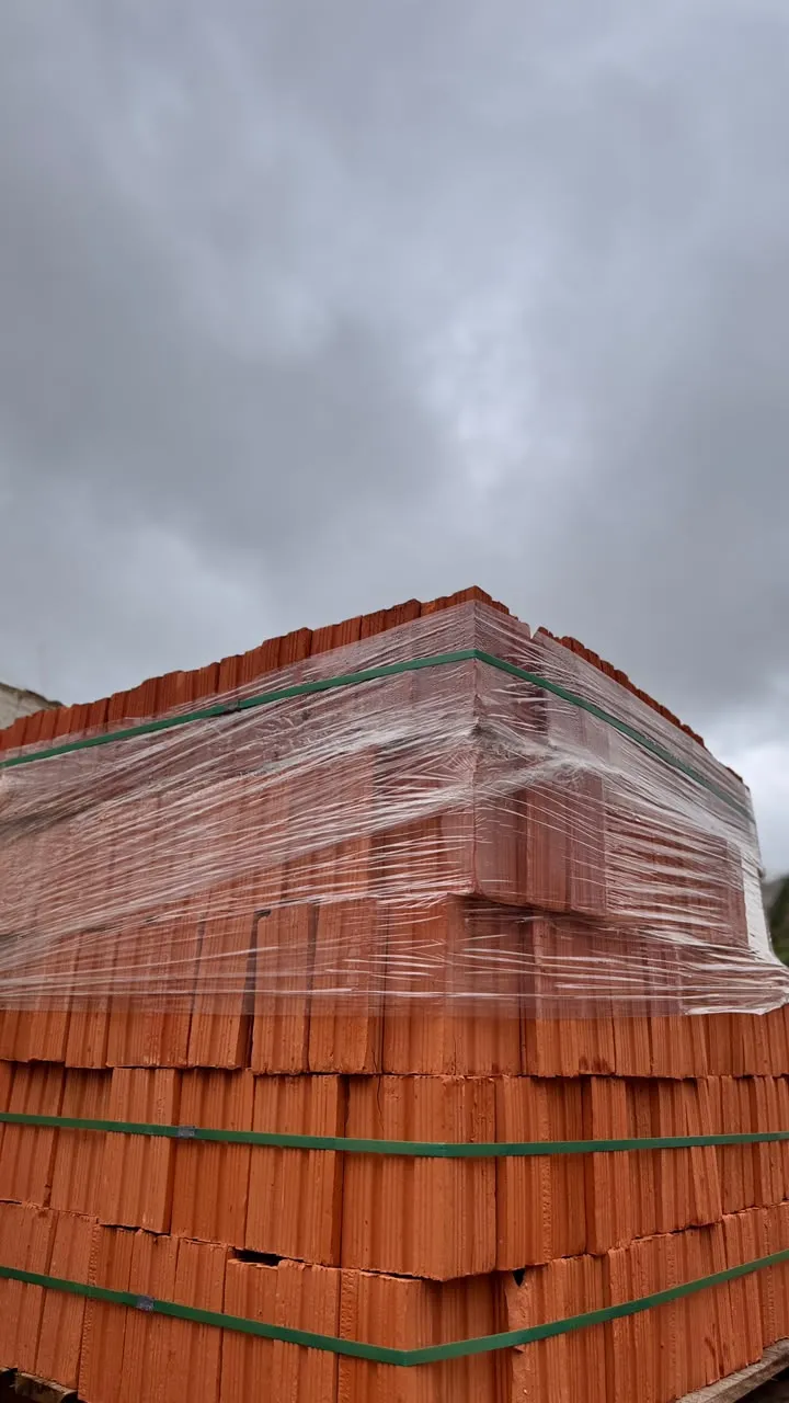 Carga embalada de telhas cerâmicas